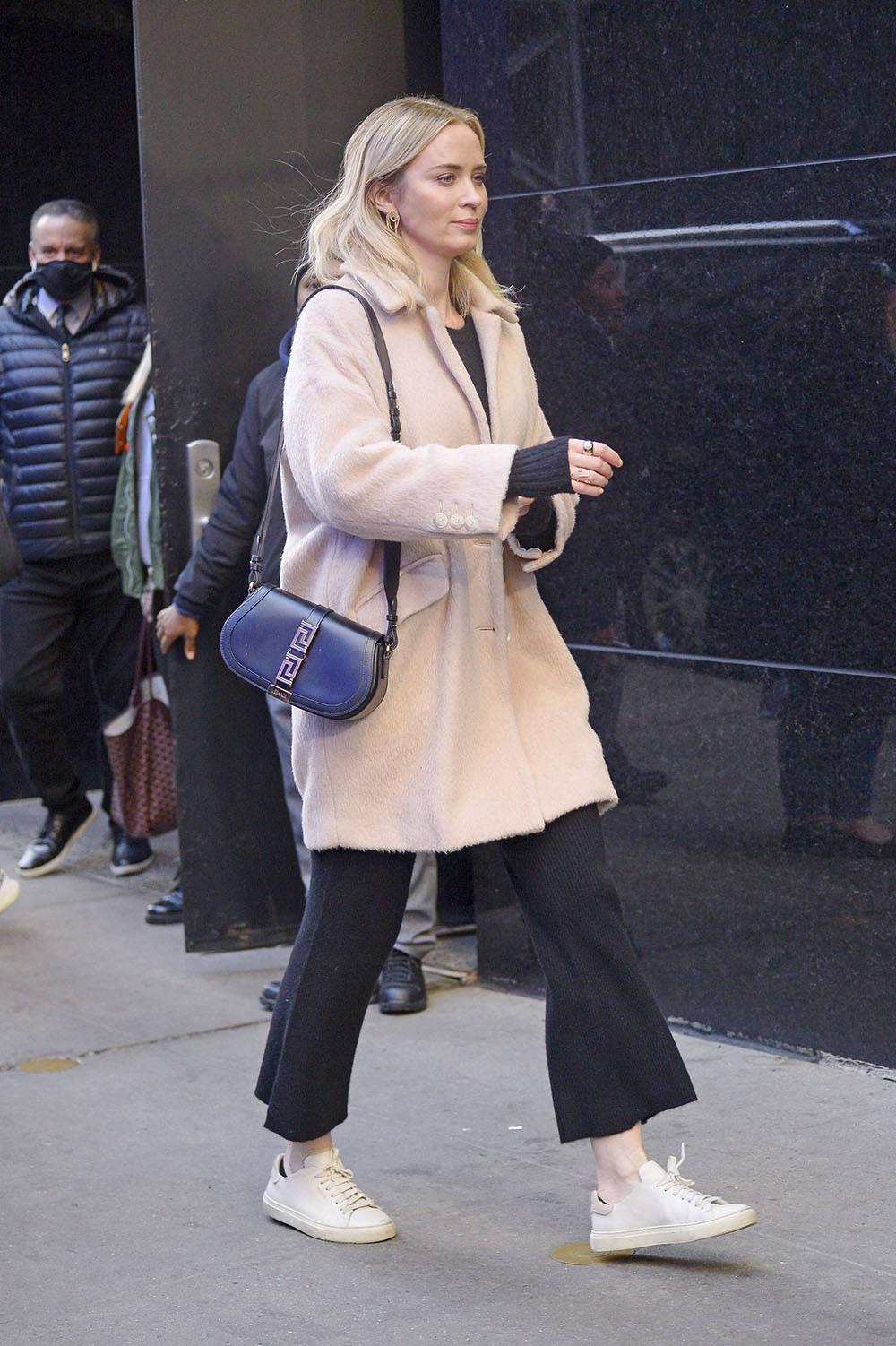 Emily Blunt wears a teddy bear coat paired with white sneakers exiting the Good Morning America morning show in New York City

Pictured: Emily Blunt
Ref: SPL5501576 101122 NON-EXCLUSIVE
Picture by: SplashNews.com

Splash News and Pictures
USA: +1 310-525-5808
London: +44 (0)20 8126 1009
Berlin: +49 175 3764 166
photodesk@splashnews.com

World Rights