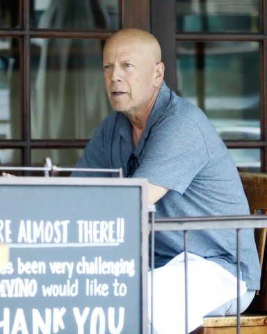 Brentwood, CA - *EXCLUSIVE* - Actor Bruce Willis has an alfresco lunch on the patio of The Italian restaurant “Divino” with a friend in Brentwood. Pictured: Bruce Willis BACKGRID USA 15 MAY 2022 USA: +1 310 798 9111 / usasales@backgrid.com UK: +44 208 344 2007 / uksales@backgrid.com *UK Clients - Pictures Containing Children Please Pixelate Face Prior To Publication*