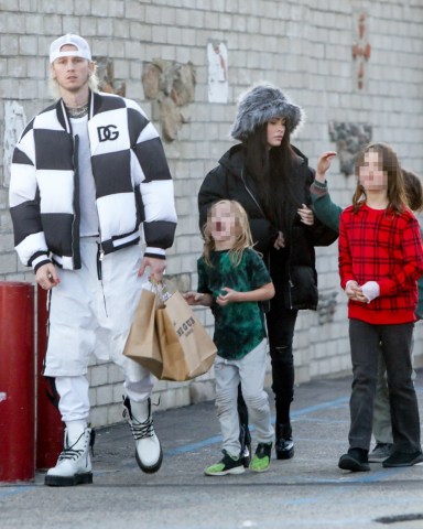 Malibu, CA  - *EXCLUSIVE* Machine Gun Kelly and Megan Fox take her kids and her mother Gloria Darlene Fox Christmas shopping at One Gun Ranch store at The Malibu Pier in Malibu.

Pictured: Machine Gun Kelly, Megan Fox

BACKGRID USA 21 DECEMBER 2022 

BYLINE MUST READ: RMBI / BACKGRID

USA: +1 310 798 9111 / usasales@backgrid.com

UK: +44 208 344 2007 / uksales@backgrid.com

*UK Clients - Pictures Containing Children
Please Pixelate Face Prior To Publication*