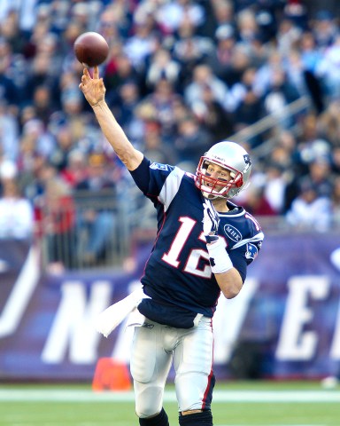 American Football - NFL - New England Patriots vs Buffalo Bills New England Patriots quarterback Tom Brady (12) in action United States Foxboro
NFL: JAN 01 Bills at Patriots