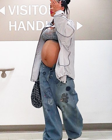 Los Angeles, CA  - *EXCLUSIVE*  - Rihanna covers her famous face but proudly displays her HUGE baby bump while arriving at a building in the 90210 this afternoon.Pictured: Rihanna BACKGRID USA 18 JULY 2023 USA: +1 310 798 9111 / usasales@backgrid.comUK: +44 208 344 2007 / uksales@backgrid.com*UK Clients - Pictures Containing ChildrenPlease Pixelate Face Prior To Publication*