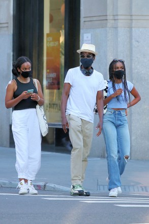 **USE CHILD PIXELATED IMAGES IF YOUR TERRITORY REQUIRES IT**

Comedian Chris Rock and his two daughters, Lola and Zahra, walk to dinner in Soho wearing face masks during Covid-19 Pandemic in Soho in New York City. Chris returns to his Mercedes-Benz SUV.

Pictured: Chris Rock
Ref: SPL5177176 160720 NON-EXCLUSIVE
Picture by: Christopher Peterson / SplashNews.com

Splash News and Pictures
USA: +1 310-525-5808
London: +44 (0)20 8126 1009
Berlin: +49 175 3764 166
photodesk@splashnews.com

World Rights