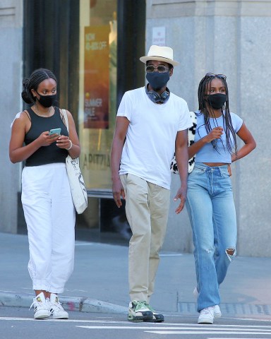 **USE CHILD PIXELATED IMAGES IF YOUR TERRITORY REQUIRES IT**Comedian Chris Rock and his two daughters, Lola and Zahra, walk to dinner in Soho wearing face masks during Covid-19 Pandemic in Soho in New York City. Chris returns to his Mercedes-Benz SUV.Pictured: Chris RockRef: SPL5177176 160720 NON-EXCLUSIVEPicture by: Christopher Peterson / SplashNews.comSplash News and PicturesUSA: +1 310-525-5808London: +44 (0)20 8126 1009Berlin: +49 175 3764 166photodesk@splashnews.comWorld Rights