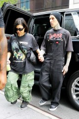 Kourtney Kardashian and Travis Barker hold hands as arriving back at the New York CIty Hotel Pictured: Kourtney Kardashian and Travis Barker Ref: SPL7034744 190523 NON-EXCLUSIVE Picture by: Felipe Ramales / SplashNews.com Splash News and Pictures USA: 310-525-5808 UK: 020 8126 1009 eamteam@shutterstock.com World Rights