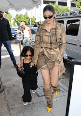 Los Angeles, CA - *EXCLUSIVE* - Fresh from Paris Fashion week, Kylie Jenner steps out to lunch with daughter Stormi in Beverly HillsPictured: Kylie Jenner, Stormi WebsterBACKGRID USA 6 OCTOBER 2022 USA: +1 310 798 9111 / usasales@backgrid.comUK: +44 208 344 2007 / uksales@backgrid.com*UK Clients - Pictures Containing ChildrenPlease Pixelate Face Prior To Publication*