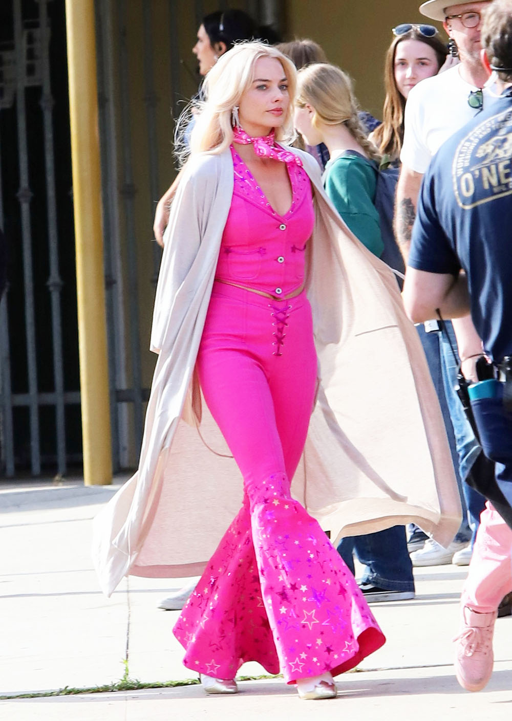 Margot Robbie and Ryan Gosling seen together filming scenes for the new Barbie movie. 22 Jun 2022 Pictured: Margot Robbie Barbie. Photo credit: APEX / MEGA TheMegaAgency.com +1 888 505 6342 (Mega Agency TagID: MEGA871009_003.jpg) [Photo via Mega Agency]