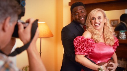 Senior Year. (L to R) Sam Richardson as Seth and Rebel Wilson as Stephanie Conway in Senior Year. Cr. Boris Martin/Netflix © 2022