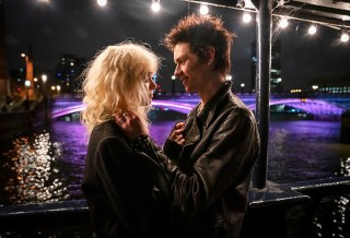 “PISTOL” --  Pictured (L-R): Emma Appleton as Nancy Spungen, Louis Partridge as Sid Vicious.  CR: Miya Mizuno/FX