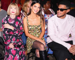 Supermodel Kendall Jenner, NBA Star Devin Booker and Vogue Editor Anna Wintour Sit Front Row at Italian Brand Marni's Fashion Show in Brooklyn USA

Pictured: Anna Wintour,Kendall Jenner,Devin Booker
Ref: SPL5470079 100922 NON-EXCLUSIVE
Picture by: Tim Regas / SplashNews.com

Splash News and Pictures
USA: +1 310-525-5808
London: +44 (0)20 8126 1009
Berlin: +49 175 3764 166
photodesk@splashnews.com

World Rights