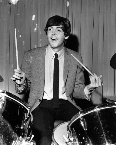 THE BEATLES - PAUL MCCARTNEY
Old Pic Beatlemania