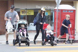 Pacific Palisades, CA  - *EXCLUSIVE*  - Chris Pratt enjoys Sunday morning with his family as they go to the Farmers Market in Pacific Palisades.

Pictured: Chris Pratt, Katherine Schwarzenegger

BACKGRID USA 23 JULY 2023 

USA: +1 310 798 9111 / usasales@backgrid.com

UK: +44 208 344 2007 / uksales@backgrid.com

*UK Clients - Pictures Containing Children
Please Pixelate Face Prior To Publication*