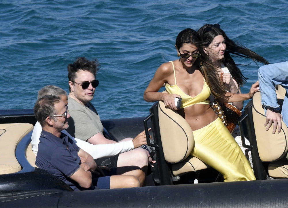 Multi-Billionaire Elon Musk spends his vacay on a yacht with friends and a beautiful brunette in Mykonos!