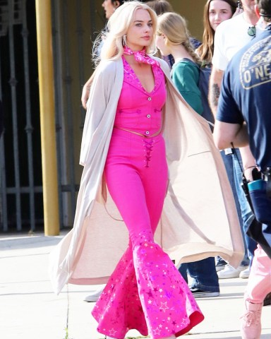 Margot Robbie and Ryan Gosling seen together filming scenes for the new Barbie movie. 22 Jun 2022 Pictured: Margot Robbie Barbie. Photo credit: APEX / MEGA TheMegaAgency.com +1 888 505 6342 (Mega Agency TagID: MEGA871009_003.jpg) [Photo via Mega Agency]