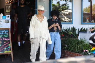 Los Angeles, CA  - *EXCLUSIVE*  - Jennifer Lopez and daughter Emme have early lunch at Mauro's café in Los Angeles.

Pictured: Jennifer Lopez, Emme 

BACKGRID USA 11 JULY 2023 

USA: +1 310 798 9111 / usasales@backgrid.com

UK: +44 208 344 2007 / uksales@backgrid.com

*UK Clients - Pictures Containing Children
Please Pixelate Face Prior To Publication*