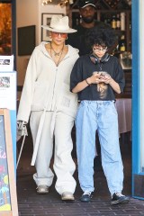 Los Angeles, CA  - *EXCLUSIVE*  - Jennifer Lopez and daughter Emme have early lunch at Mauro's café in Los Angeles.

Pictured: Jennifer Lopez

BACKGRID USA 11 JULY 2023 

USA: +1 310 798 9111 / usasales@backgrid.com

UK: +44 208 344 2007 / uksales@backgrid.com

*UK Clients - Pictures Containing Children
Please Pixelate Face Prior To Publication*