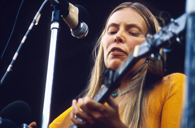 Joni Mitchell Plays Guitar