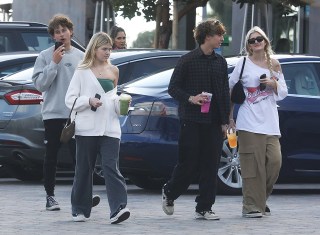 Malibu, CA  - *EXCLUSIVE*  - Charlie Sheen's daughters Lola Sheen and Sami Sheen have a double lunch date in Malibu's Howdy"s restaurant.

Pictured: Lola Sheen, Sami Sheen

BACKGRID USA 16 JANUARY 2023 

BYLINE MUST READ: RMBI / BACKGRID

USA: +1 310 798 9111 / usasales@backgrid.com

UK: +44 208 344 2007 / uksales@backgrid.com

*UK Clients - Pictures Containing Children
Please Pixelate Face Prior To Publication*