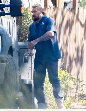 Malibu, CA  - *EXCLUSIVE*  - Actor Jason Momoa loads his $400k Super Duty truck with a Christmas tree and delivers it to his ex-wife Lisa Bonet's house.

Pictured: Jason Momoa

BACKGRID USA 19 DECEMBER 2022 

BYLINE MUST READ: RMBI / BACKGRID

USA: +1 310 798 9111 / usasales@backgrid.com

UK: +44 208 344 2007 / uksales@backgrid.com

*UK Clients - Pictures Containing Children
Please Pixelate Face Prior To Publication*