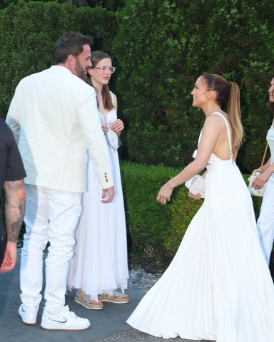 New York, NY  - Jennifer Lopez, Ben Affleck and their family arrive at Michael Rubin's Fourth of July bash at his Hamptons estate.

Pictured: Ben Affleck, Jennifer Lopez

BACKGRID USA 4 JULY 2023 

BYLINE MUST READ: T.JACKSON / BACKGRID

USA: +1 310 798 9111 / usasales@backgrid.com

UK: +44 208 344 2007 / uksales@backgrid.com

*UK Clients - Pictures Containing Children
Please Pixelate Face Prior To Publication*