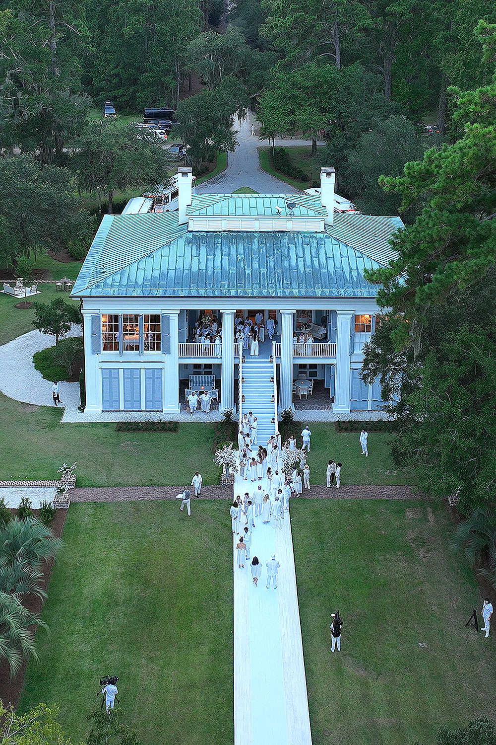 Guests all wearing white arrive to the cocktail reception at Ben and Jen‚Äôs wedding, held at Ben‚Äôs plantation home near Savannah, GA.

Pictured: GV,General View
Ref: SPL5333689 210822 NON-EXCLUSIVE
Picture by: SplashNews.com

Splash News and Pictures
USA: +1 310-525-5808
London: +44 (0)20 8126 1009
Berlin: +49 175 3764 166
photodesk@splashnews.com

World Rights