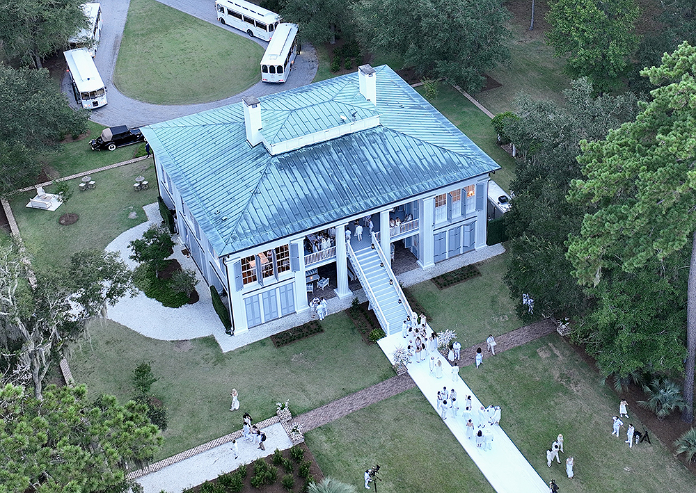 Guests all wearing white arrive to the cocktail reception at Ben and Jen‚Äôs wedding, held at Ben‚Äôs plantation home near Savannah, GA.

Pictured: GV,General View
Ref: SPL5333689 210822 NON-EXCLUSIVE
Picture by: SplashNews.com

Splash News and Pictures
USA: +1 310-525-5808
London: +44 (0)20 8126 1009
Berlin: +49 175 3764 166
photodesk@splashnews.com

World Rights