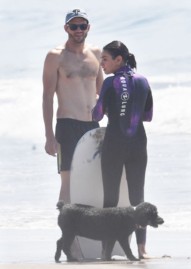 Ashton Kutcher Mila Kunis beach