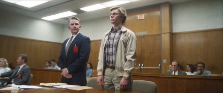 Dahmer. Monster: The Jeffrey Dahmer Story. (L to R) Ron Bush as Jeffrey’s Lawyer, Evan Peters as Jeffrey Dahmer, Richard Jenkins as Lionel Dahmer in episode 105 of Dahmer. Monster: The Jeffrey Dahmer Story. Cr. Courtesy Of Netflix © 2022