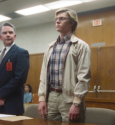 Dahmer. Monster: The Jeffrey Dahmer Story. (L to R) Ron Bush as Jeffrey’s Lawyer, Evan Peters as Jeffrey Dahmer, Richard Jenkins as Lionel Dahmer in episode 105 of Dahmer. Monster: The Jeffrey Dahmer Story. Cr. Courtesy Of Netflix © 2022