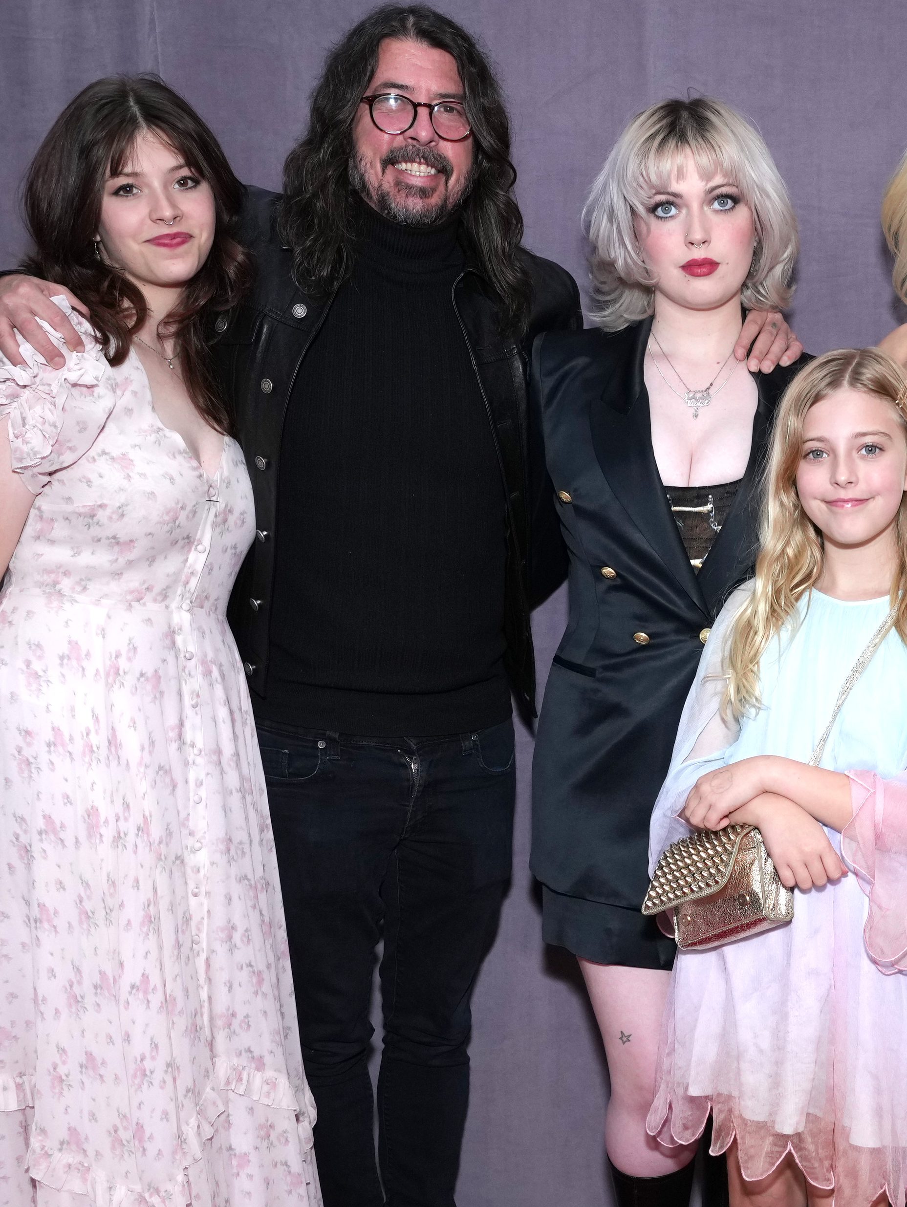 LOS ANGELES, CALIFORNIA - FEBRUARY 05: (L-R) Harper Grohl, Dave Grohl, Violet Grohl, Ophelia Grohl, and Jordyn Grohl attend the 65th GRAMMY Awards on February 05, 2023 in Los Angeles, California. (Photo by Kevin Mazur/Getty Images for The Recording Academy)
