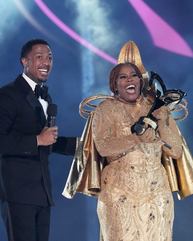 THE MASKED SINGER: L-R: Host Nick Cannon and Amber Riley in the “2 hour Epic Season Finale Part 1 and 2” episode of THE MASKED SINGER airing Wednesday, Nov. 30 (8:00-10:00 PM ET/PT) on FOX. © 2022 FOX Media LLC. CR: Michael Becker / FOX.