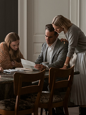 The Watcher. (L to R) Luke David Blumm as Carter Brannock, Isabel Marie Gravitt as Ellie Brannock, Bobby Cannavale as Dean Brannock, Naomi Watts as Nora Brannock in episode 101 of The Watcher. Cr. Eric Liebowitz/Netflix © 2022