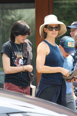 Malibu, CA  - *EXCLUSIVE* Jennifer Garner treats her three kids Violet, Seraphina, and Samuel to brunch overlooking the ocean at Soho House in Malibu.

Pictured: Jennifer Garner, Seraphina Affleck, Samuel Affleck

BACKGRID USA 23 JULY 2023 

USA: +1 310 798 9111 / usasales@backgrid.com

UK: +44 208 344 2007 / uksales@backgrid.com

*UK Clients - Pictures Containing Children
Please Pixelate Face Prior To Publication*