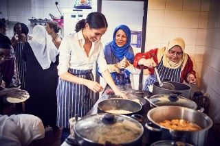 Meghan Markle, The Duchess of Sussex, cooks with women in the Hubb Community Kitchen at the Al Manaar Muslim Cultural Heritage Centre in West London, in the aftermath of the Grenfell Tower fire, which has resulted in the publications of Together: Our Community Cookbook, which features the women's own personal recipes from across Europe, the Middle East, North Africa and the Eastern Mediterranean and for which the Duchess has written the foreword in London, UK, on the 17th September 2018 Picture by Jenny Zarins/WPA Pool EDITORIAL USE ONLY, NOT FOR USE AFTER 17TH SEPTEMBER 2018. 17 Sep 2018 Pictured: Meghan Markle, Duchess of Sussex. Photo credit: MEGA TheMegaAgency.com +1 888 505 6342 (Mega Agency TagID: MEGA276694_002.jpg) [Photo via Mega Agency]