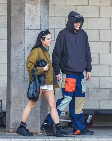 Maui, HI  - *EXCLUSIVE*  - Pete Davidson and Chase Sui Wonders leave Hawaii after a romantic week. Pictures were taken on 01/26/22.

Pictured: Pete Davidson and Chase Sui Wonders

BACKGRID USA 29 JANUARY 2023 

BYLINE MUST READ: BACKGRID

USA: +1 310 798 9111 / usasales@backgrid.com

UK: +44 208 344 2007 / uksales@backgrid.com

*UK Clients - Pictures Containing Children
Please Pixelate Face Prior To Publication*