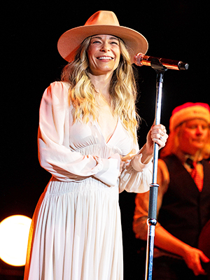 LeAnn Rimes singing