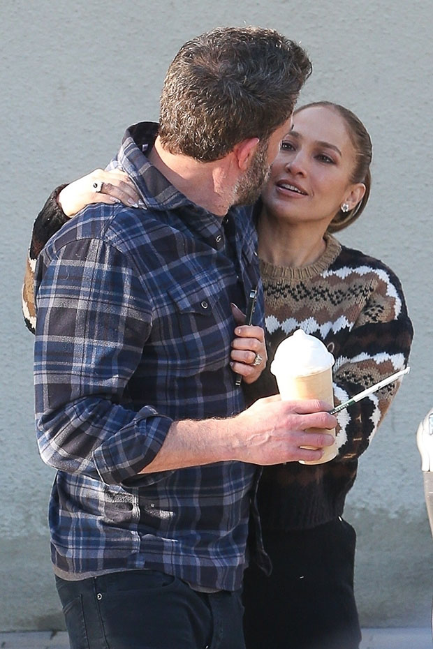 Santa Monica, CA - *EXCLUSIVE* - Lovebirds Ben Affleck and Jennifer Lopez look happy and so much in love as they go out for coffee at Starbucks in Santa Monica.Pictured: Ben Affleck, Jennifer Lopez
BACKGRID USA 11 DECEMBER 2022
USA: +1 310 798 9111 / usasales@backgrid.com
UK: +44 208 344 2007 / uksales@backgrid.com
*UK Clients - Pictures Containing Children
Please Pixelate Face Prior To Publication*