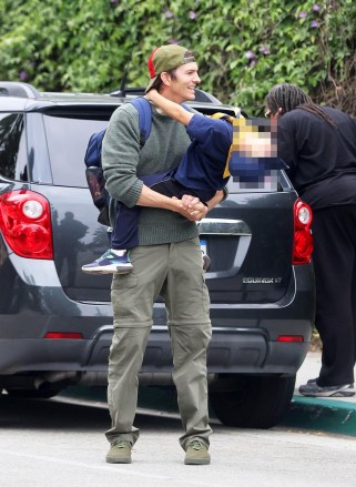 Los Angeles, CA  - *EXCLUSIVE*  - Cub Scout leader Ashton Kutcher takes his son Dimitri to their den meeting in Los Angeles. Ashton had fun letting Dimitri hang upside down as he said goodbye to his friends.

Pictured: Ashton Kutcher

BACKGRID USA 2 JUNE 2023 

BYLINE MUST READ: BACKGRID

USA: +1 310 798 9111 / usasales@backgrid.com

UK: +44 208 344 2007 / uksales@backgrid.com

*UK Clients - Pictures Containing Children
Please Pixelate Face Prior To Publication*