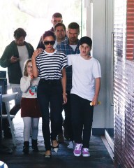 EXCLUSIVE: David and Victoria Beckham take children Romeo, Harper and Cruz for pizza in Bondi. The Beckhams are in Sydney for the Invictus Games. 21 Oct 2018 Pictured: David Beckham, Victoria Beckham, Harper Beckham, Romeo Beckham, Cruz Beckham. Photo credit: Matrix / MEGA TheMegaAgency.com +1 888 505 6342 (Mega Agency TagID: MEGA294830_001.jpg) [Photo via Mega Agency]