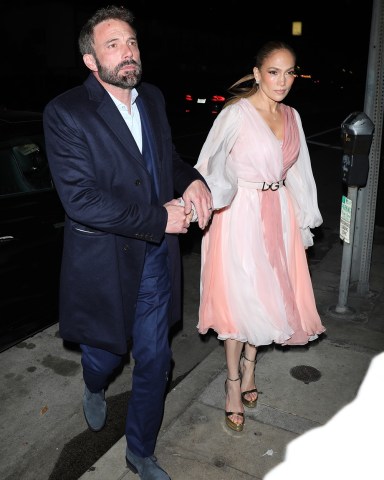 Santa Monica, CA  - *EXCLUSIVE*  - Jennifer Lopez is all glammed up as she and Ben Affleck are seen holding hands as they arrive at Italian restaurant Giorgio Baldi for a Valentine's Day romantic dinner for two in Santa Monica.Pictured: Jennifer Lopez, Ben AffleckBACKGRID USA 14 FEBRUARY 2023 USA: +1 310 798 9111 / usasales@backgrid.comUK: +44 208 344 2007 / uksales@backgrid.com*UK Clients - Pictures Containing ChildrenPlease Pixelate Face Prior To Publication*