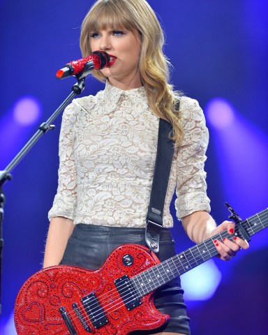 Seven-time Grammy winner Taylor Swift performs during the RED tour at the Philips Arena in Atlanta, Georgia.Taylor and her DJ beau Calvin Harris have reportedly split after 15 months together.**STOCK**UK RIGHTS ONLYPictured: Taylor SwiftRef: SPL4150160 030616 NON-EXCLUSIVEPicture by: FLXX/FameFlynet.uk.com / SplashNews.comSplash News and PicturesUSA: +1 310-525-5808London: +44 (0)20 8126 1009Berlin: +49 175 3764 166photodesk@splashnews.comWorld Rights