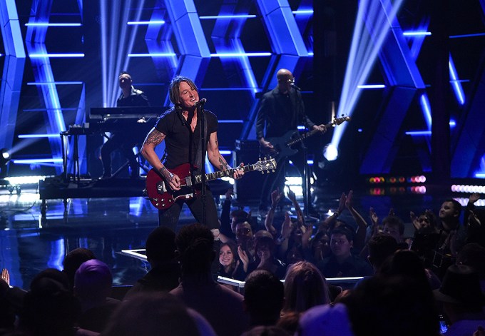 Keith Urban Performs