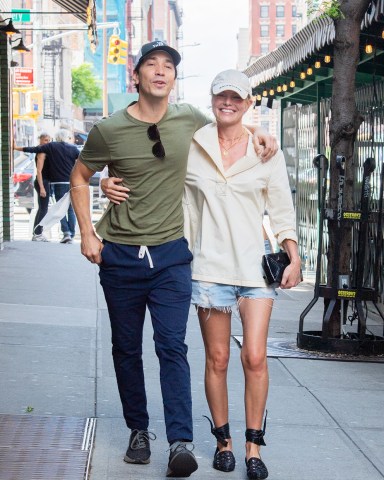 Kate Bosworth And Justin Long holding each other on a romantic stroll through Soho NYCPictured: Justin Long,Kate BosworthRef: SPL5309609 120522 NON-EXCLUSIVEPicture by: WavyPeter / SplashNews.comSplash News and PicturesUSA: 310-525-5808UK: 020 8126 1009eamteam@shutterstock.comWorld Rights