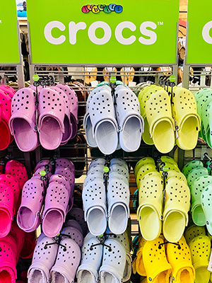 crocs-vertical