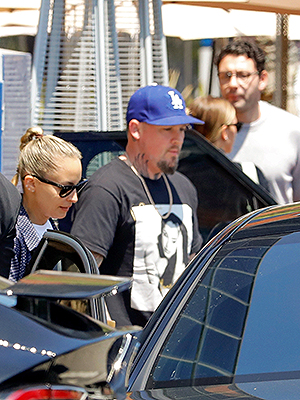 Nicole and Sofia Richie with husbands
