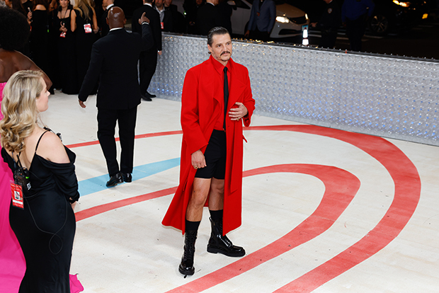 pedro Pascal met gala