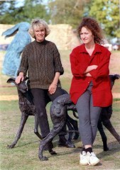 Camilla Parker-bowles 1995 Camilla Parker-bowles With Sculptor Sophie Ryder. Pkt5462 - 445828.
Camilla Parker-bowles 1995 Camilla Parker-bowles With Sculptor Sophie Ryder. Pkt5462 - 445828.