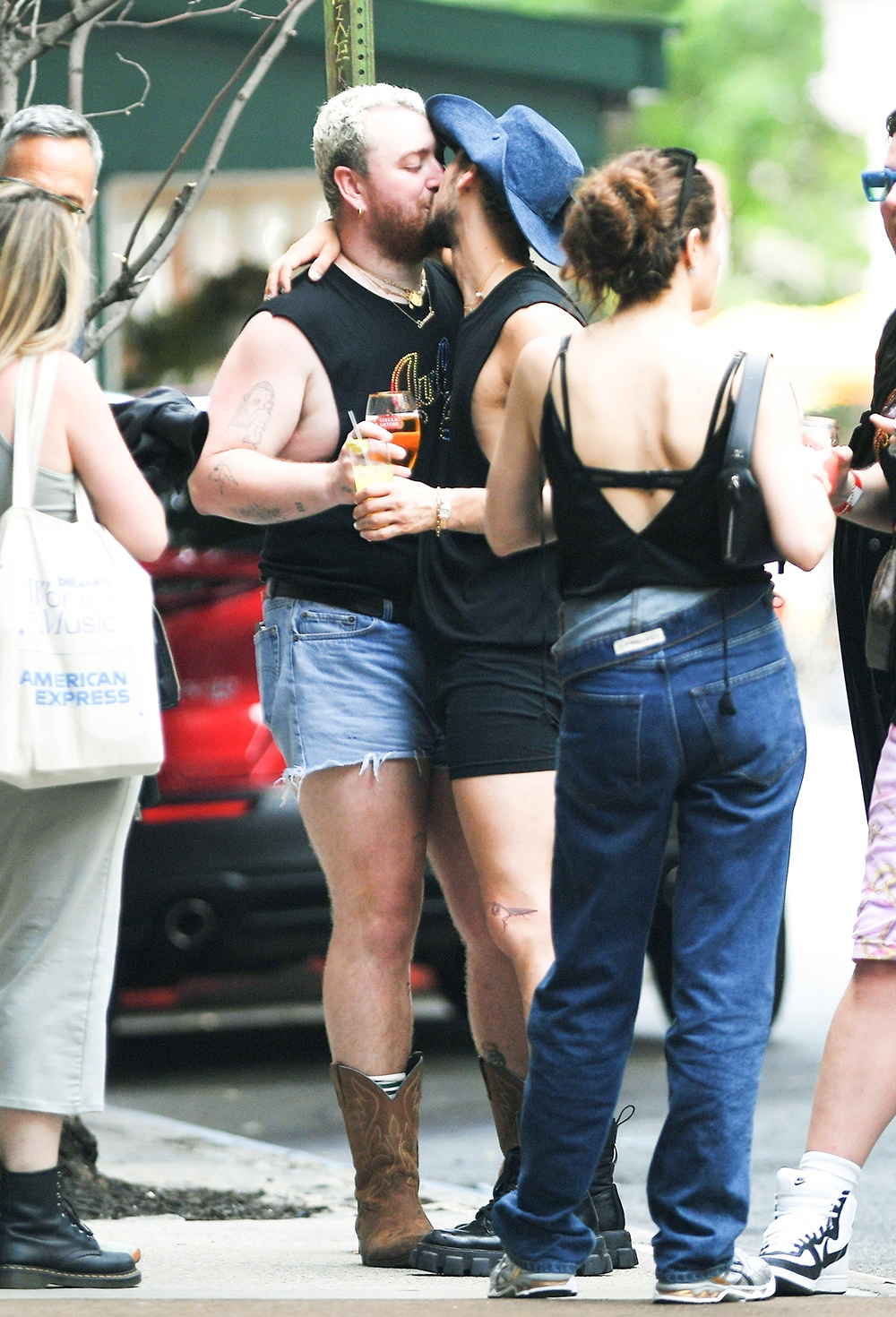 New York, NY - *EXCLUSIVE* - English singer Sam Smith PDA with boyfriend Christian Cowan in Soho, as he waits for Kim Petras during pride march in New York. Pictured: Sam Smith, Christian Cowan, Kim Petras BACKGRID USA 26 JUNE 2023 BYLINE MUST READ: JosiahW / BACKGRID USA: +1 310 798 9111 / usasales@backgrid.com UK: +44 208 344 2007 / uksales@backgrid.com *UK Clients - Pictures Containing Children Please Pixelate Face Prior To Publication*