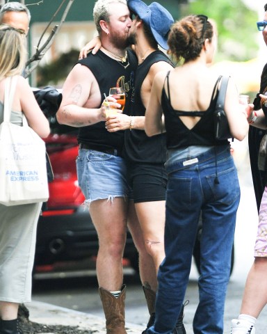 New York, NY - *EXCLUSIVE* - English singer Sam Smith PDA with boyfriend Christian Cowan in Soho, as he waits for Kim Petras during pride march in New York. Pictured: Sam Smith, Christian Cowan, Kim Petras BACKGRID USA 26 JUNE 2023 BYLINE MUST READ: JosiahW / BACKGRID USA: +1 310 798 9111 / usasales@backgrid.com UK: +44 208 344 2007 / uksales@backgrid.com *UK Clients - Pictures Containing Children Please Pixelate Face Prior To Publication*