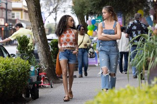 CRUEL SUMMER - “Welcome to Chatham” - In Summer 1999, small-town computer genius Megan resents the arrival of outgoing and mysterious foreign exchange student Isabella. Little does she know how her life will change by Summer 2000. (Freeform/Justine Yeung)
LEXI UNDERWOOD, SADIE STANLEY