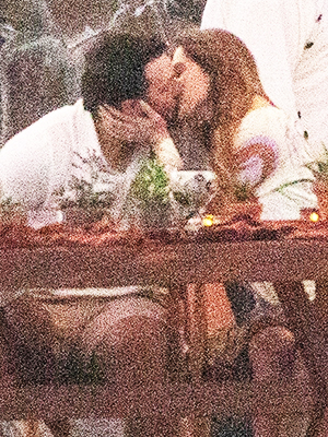 hailee steinfeld kissing josh allen dinner in mexico